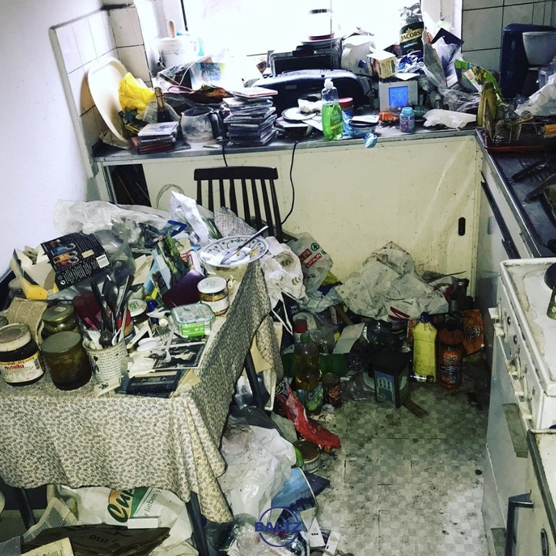 Küche in sehr schlechtem Zustand mit viel Müll vor der Reinigung - Missihaushalt
