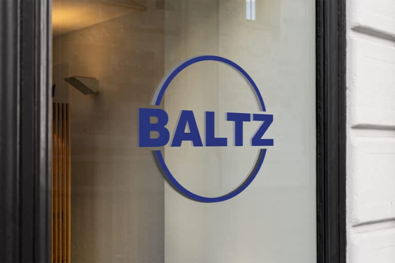Baltz Logo auf Fensterscheibe mit Blick in ein Büro